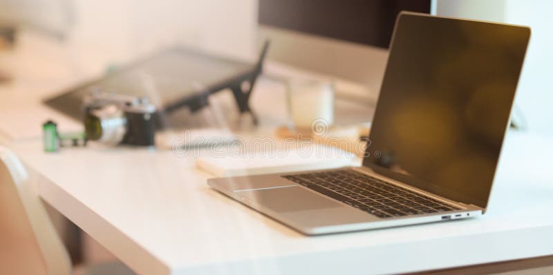 Lap-top στο σύγχρονο άσπρο πίνακα στοκ φωτογραφίες Lap-top στο σύγχρονο άσπρο πίνακα στοκ φωτογραφίες