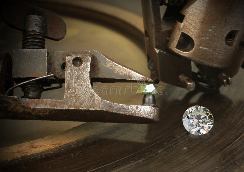 Lapidando o diamante, gema grande com equipamento do corte da joia jóia