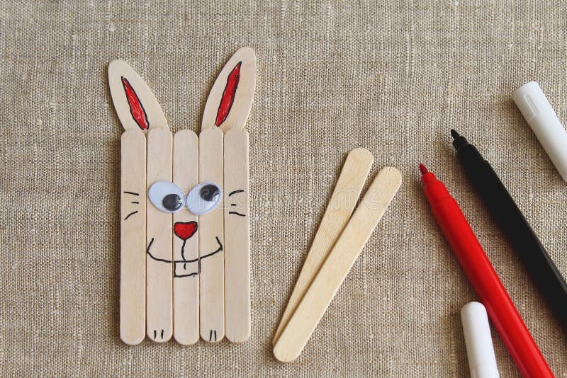 Lapin De Pâques D'amusement Fait De Bâtons En Bois Et Stylos