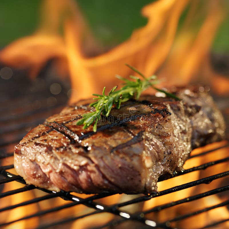 Lapje vlees het koken over vlammende grill