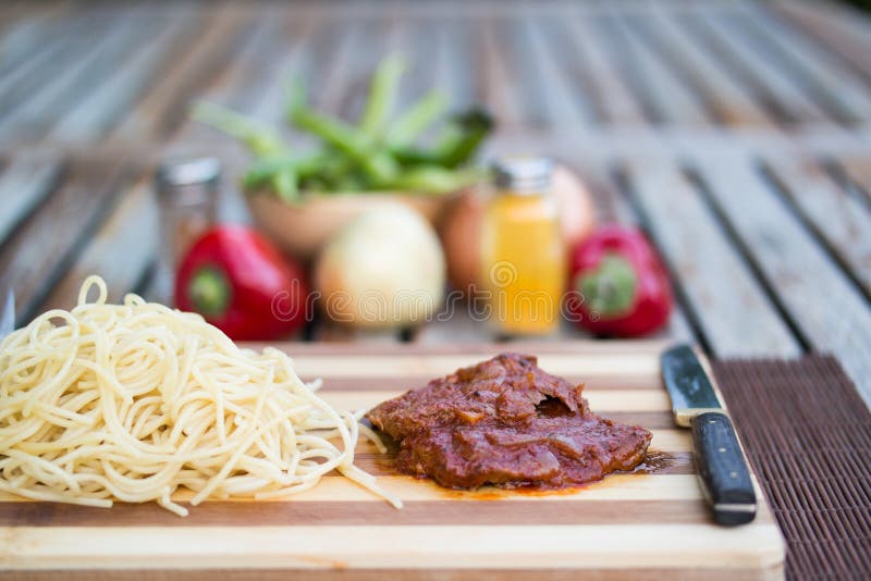Lapje vlees met tomatensaus, sphagetti en groenten stock afbeeldingen Lapje vlees met tomatensaus, sphagetti en groenten stock afbeeldingen