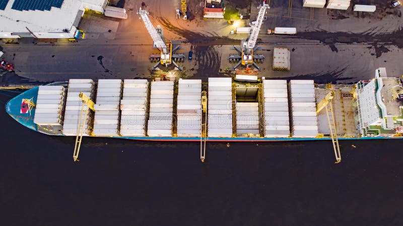 Laps de temps aérien du chargement et du déchargement du cargo banque de vidéos