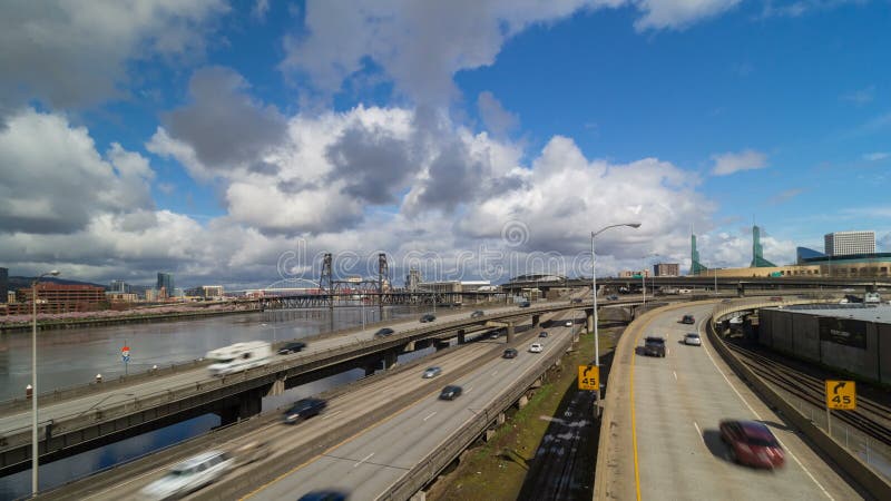 Laps de temps des nuages au-dessus du trafic d'autoroute avec des arbres Portland de fleurs de cerisier OU clips vidéos