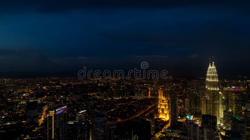 Laps de temps des nuages et du trafic automatique de ville en uhd de Kuala Lumpur Malaysia 4k