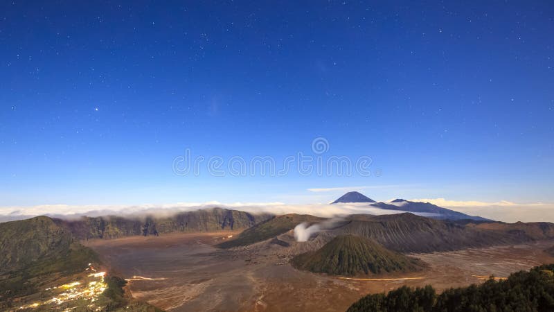 laps de temps 4K des étoiles au-dessus du volcan de Bromo, Java-Orientale, Indonésie