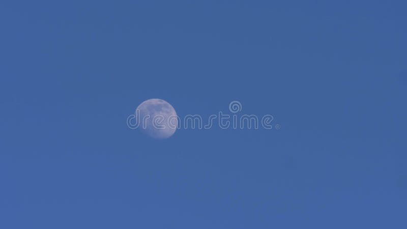 Lapso de tempo da lua escalando através da animação de nuvens