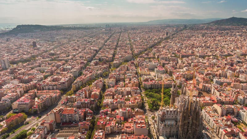 Lapso de tiempo aéreo del panorama 4k del familia de Sagrada del paisaje urbano de Barcelona del día España