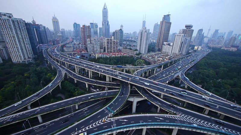 Lapso de tiempo, circulación densa en el intercambio de la carretera, vista aérea del horizonte de Shangai