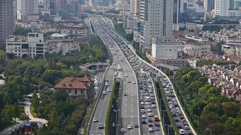 Lapso de tiempo, circulación densa larga en la carretera, rascacielos del edificio del negocio de Shangai