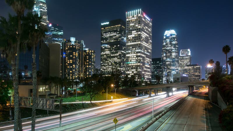 Lapso de tiempo céntrico del tráfico de Los Ángeles y de la autopista sin peaje