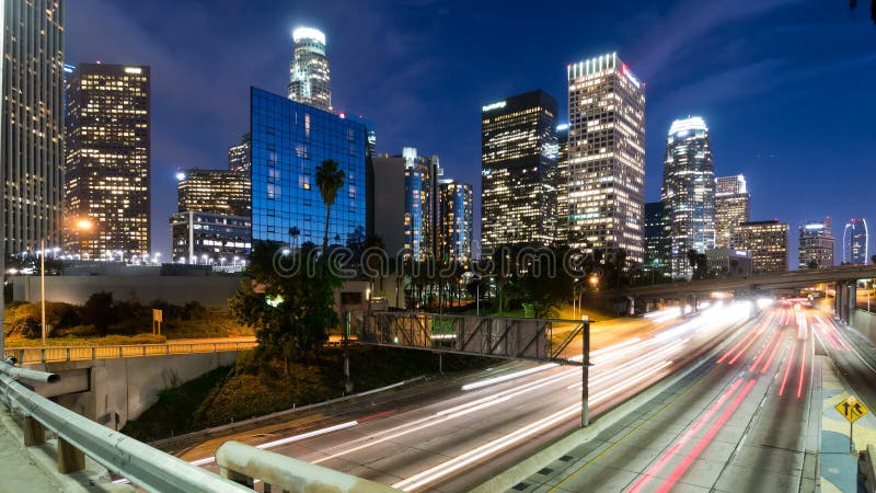 Lapso de tiempo céntrico del tráfico de Los Ángeles y de la autopista sin peaje