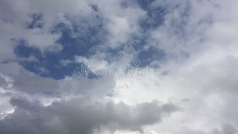 Lapso de tiempo del cielo azul con nubes corriendo y pequeñas nubes parecen impresionantes