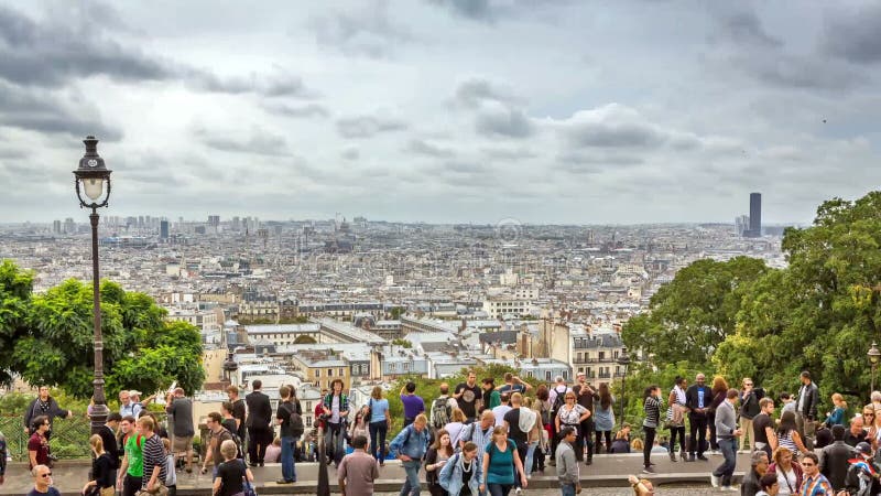 Lapso de tiempo del horizonte de París con caminar de la gente