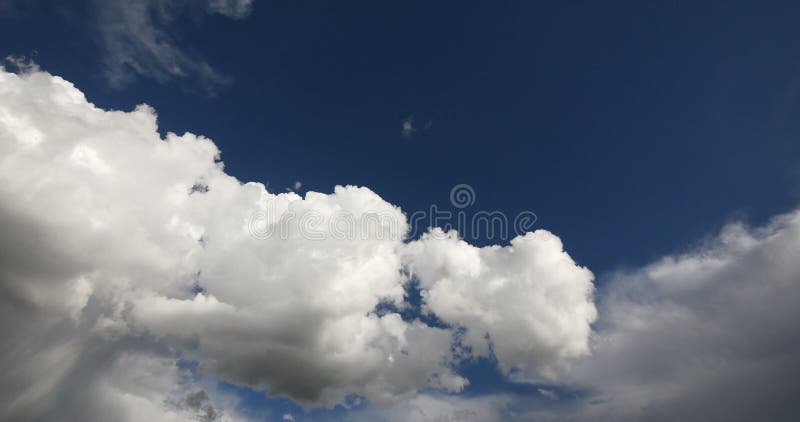 lapso de tiempo 4k del vuelo hinchado blanco en cielo, cielo, meseta de la masa de la nube de Tíbet