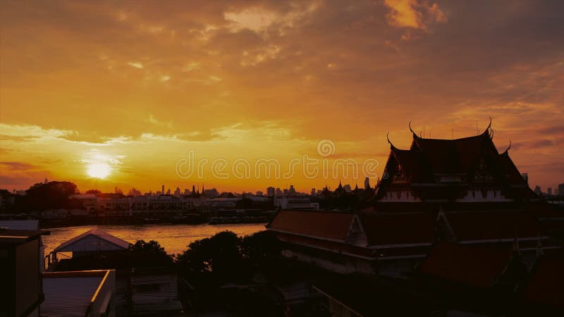 Lapso de tiempo de la salida del sol sobre la ciudad y el río de Bangkok Lapso de tiempo del paisaje urbano mientras que la salid