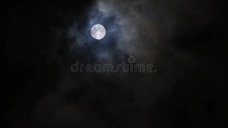 Lapso de tiempo, Luna Llena en el cielo nublado, vuelo nocturno sobre las nubes