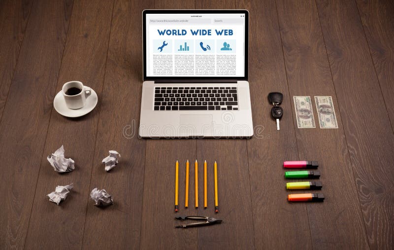 Laptop auf hölzernem Schreibtisch mit Büro suplies lizenzfreie stockfotos Laptop auf hölzernem Schreibtisch mit Büro suplies lizenzfreie stockfotos