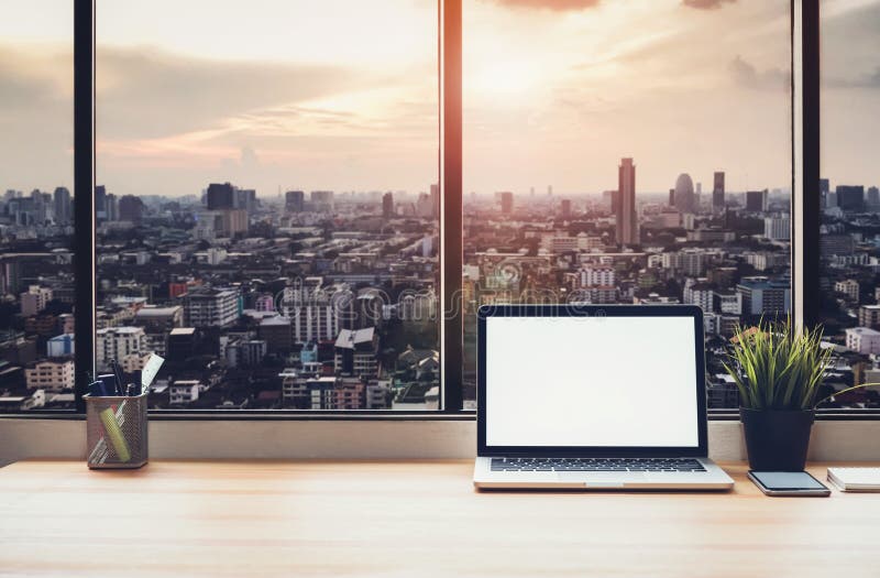 Laptop auf Tabelle im Büroraum auf Fensterstadthintergrund, für Grafik-Anzeigen-Montage stockfoto Laptop auf Tabelle im Büroraum auf Fensterstadthintergrund, für Grafik-Anzeigen-Montage stockfoto