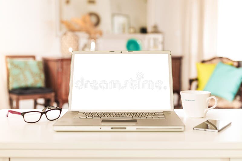 Laptop com a tela vazia no interior home imagens de stock royalty free Laptop com a tela vazia no interior home imagens de stock royalty free