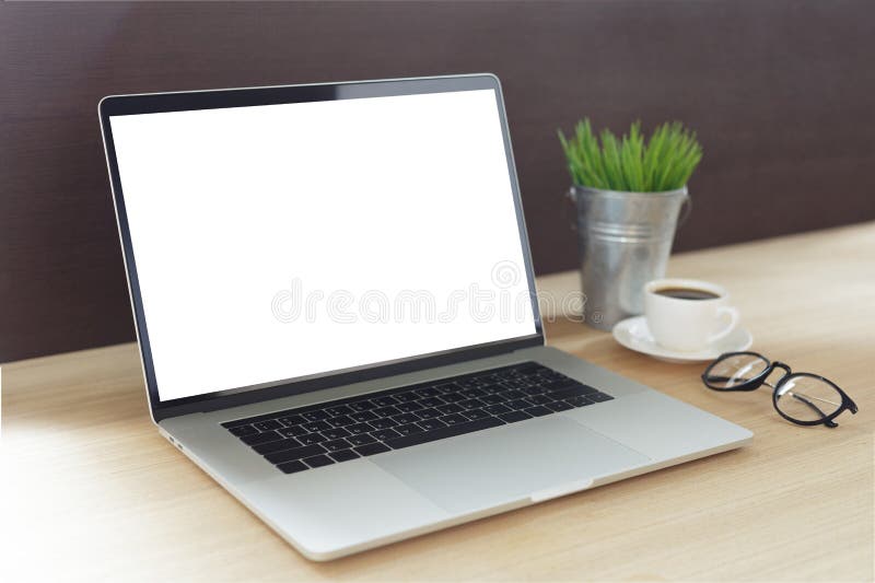 Laptop-Computer auf dem Arbeitsschreibtisch, der weißem Schirm Seitenansicht zeigt stockfotografie