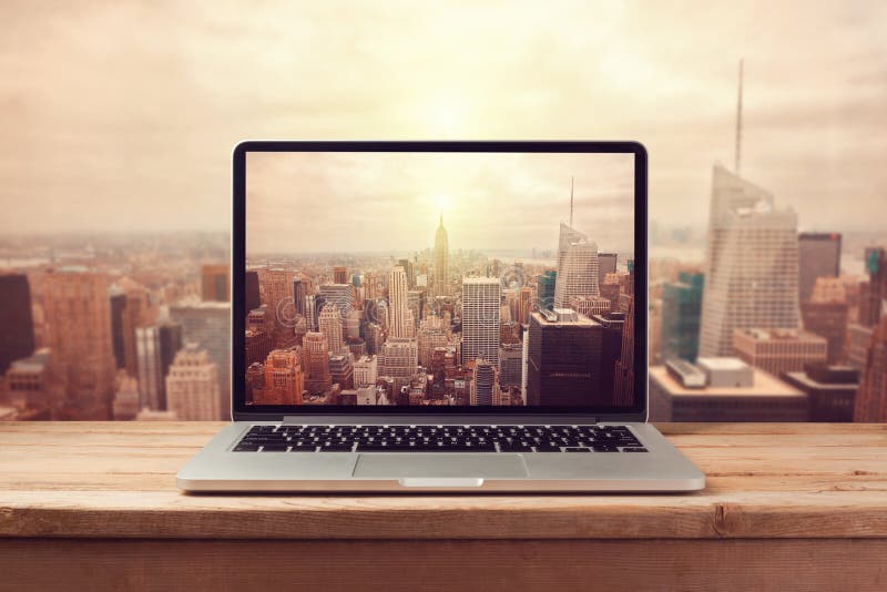 Laptop computer over de stadshorizon van New York Retro filtereffect