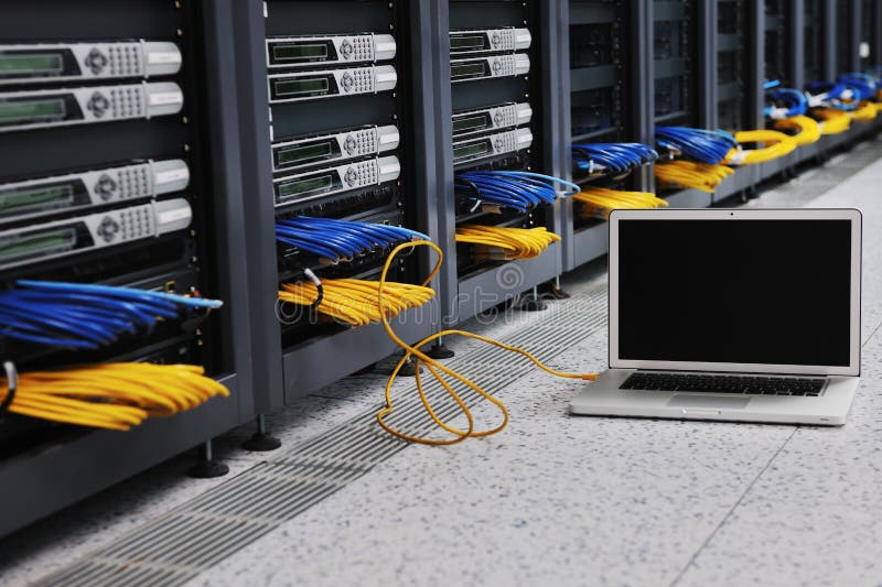 Laptop-Computer am Servernetzraum lizenzfreies stockbild Laptop-Computer am Servernetzraum lizenzfreies stockbild