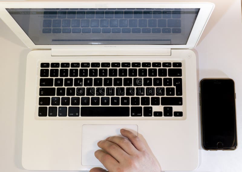 Laptop-Computertisch. Unter Verwendung einer Apple-Laptop-Computers und iPhone 6 einer Draufsicht Wien Österreich 9 11 2017