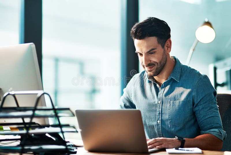 Laptop da uomo d'affari e digitazione di un ufficio per la pianificazione della strategia ricerca online e lavoro da scrivania. co fotografia stock