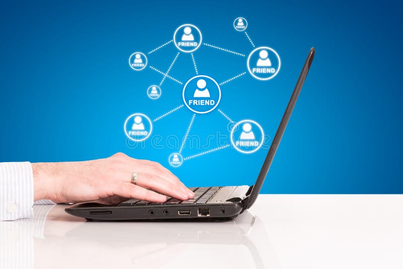 Laptop de aanrakingsstootkussen van de bedrijfsmensenhand, technologie sociale verbinding stock foto Laptop de aanrakingsstootkussen van de bedrijfsmensenhand, technologie sociale verbinding stock foto