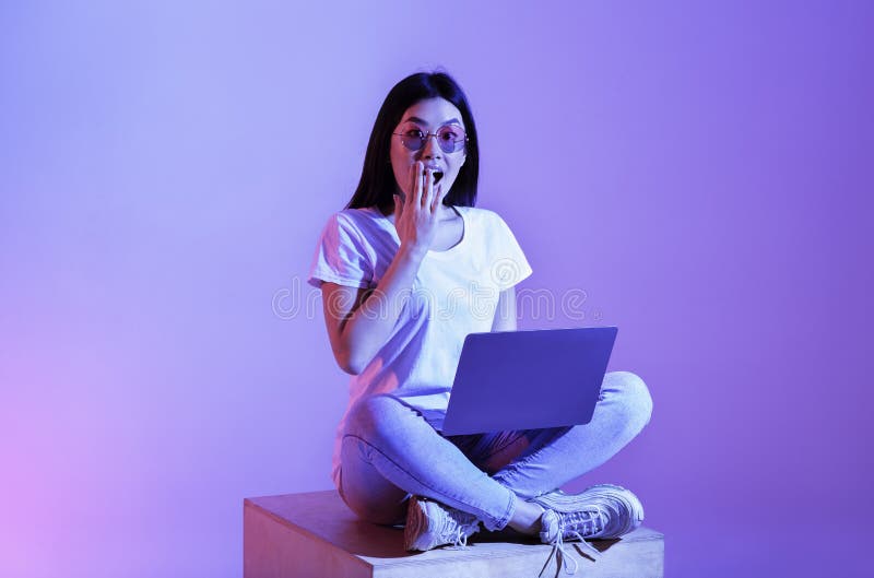 Laptop de chica cerró su boca con la mano fotografía de archivo