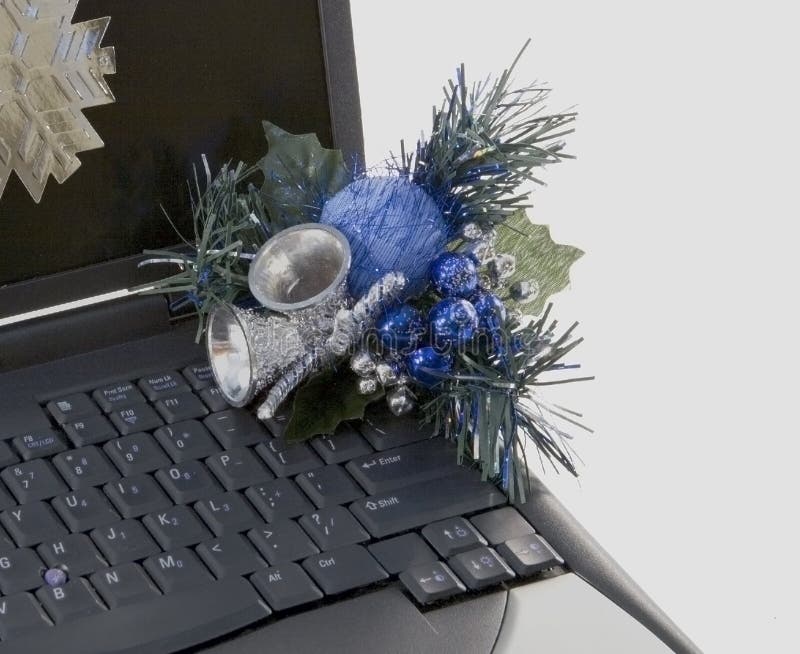 Computer portatile con decorazioni di Natale.