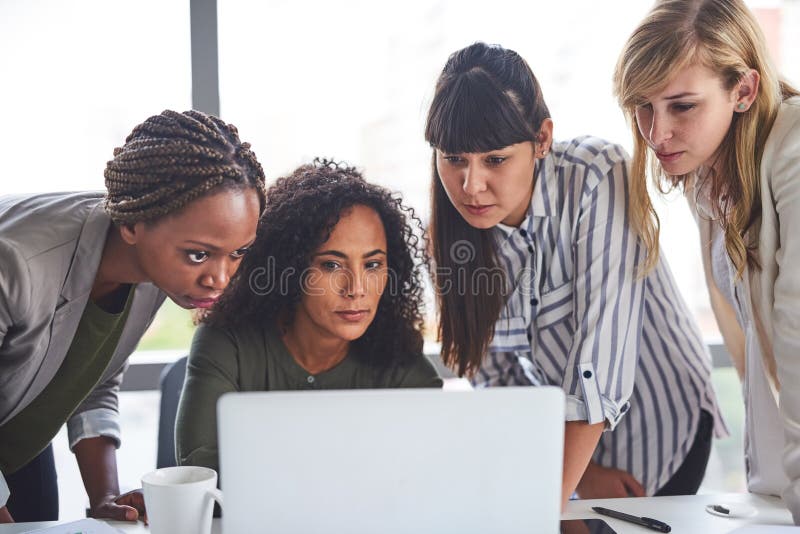 Laptop-Diskussion und Team von Geschäftsfrauen bei Treffen zur Problemlösung bei kreativem Start. Gruppenleiter und Computer für Brainstorming Ideenlösung und Zusammenarbeit für Veranstaltungsplanung.
