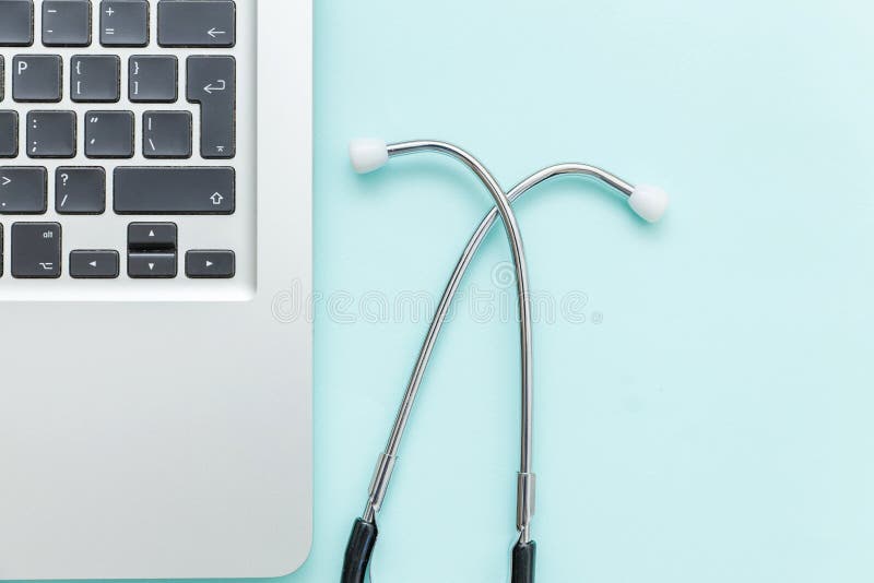 Laptop do teclado do estetoscópio isolado no fundo azul Avanços médicos modernos da tecnologia da informação e do software foto de stock royalty free Laptop do teclado do estetoscópio isolado no fundo azul Avanços médicos modernos da tecnologia da informação e do software foto de stock royalty free