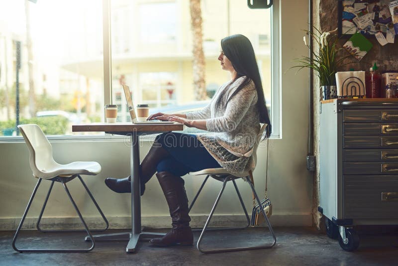 Laptop e caffè donna per scrivere copywriter on-line e per la ricerca di articoli. profilo femminile e fotografia stock