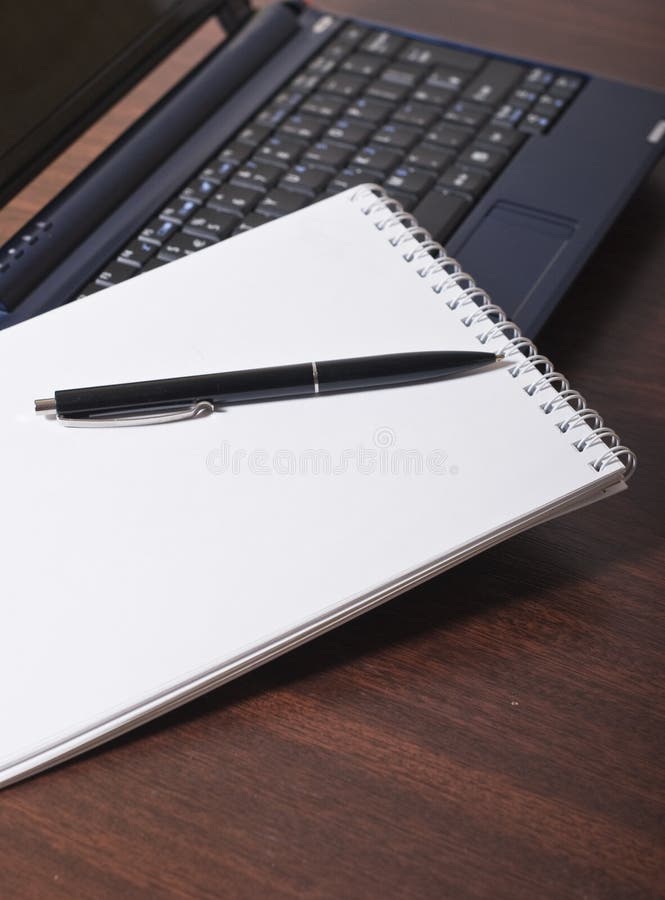 Laptop en agenda royalty-vrije stock foto's