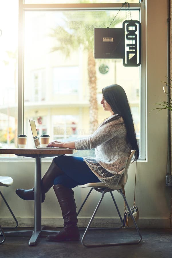 Laptop femminile e caffè per la revisione di copywriter freelance e per la ricerca di articoli. profilo femminile e immagine stock libera da diritti