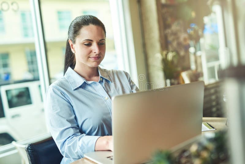 Laptop femminile e caffè per la scrittura di oppositori freelance aggiornati e ricerche per articoli. modifica di donne e immagini stock