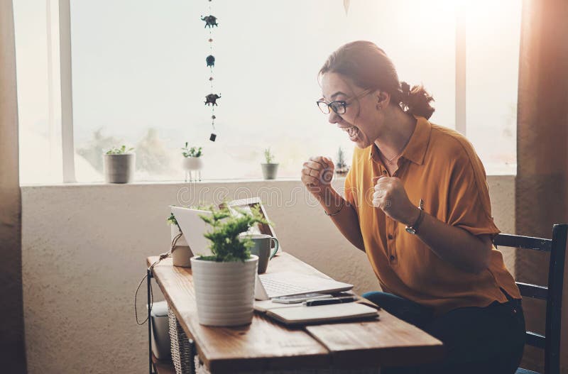 Laptop femminile e celebrare la vittoria in home office on line con successo e premi o premi. donna eccitata e immagini stock libere da diritti