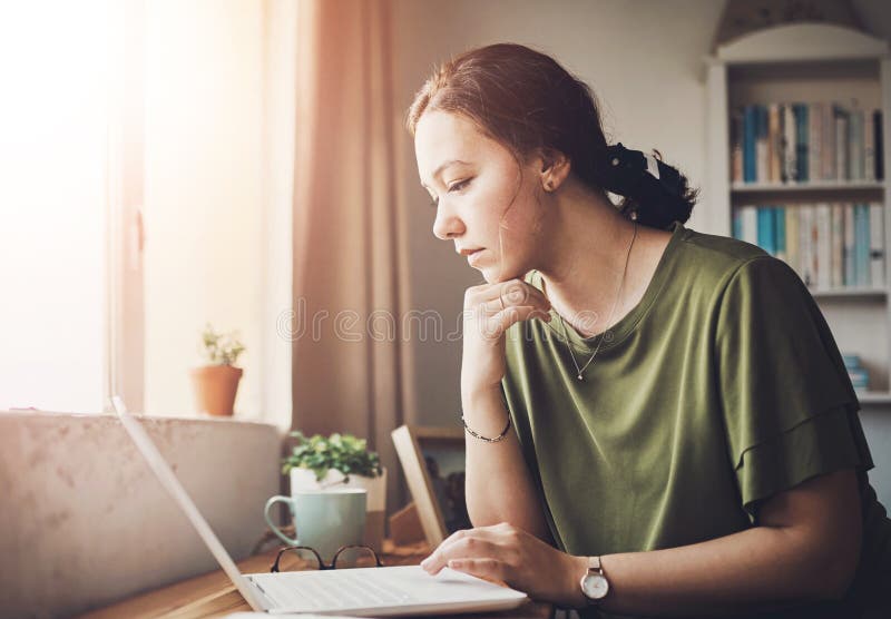 Laptop femminile e riflessioni su un romanzo in ufficio, autore e meditazione di una trama o di un tema. idee su libri femminili fotografie stock