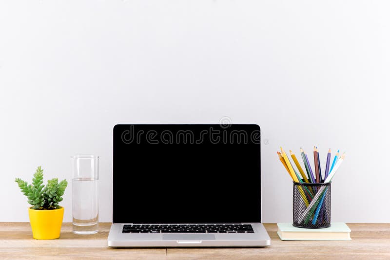 Laptop het computer witte lege scherm op het vooraanzicht van de het werklijst royalty-vrije stock afbeeldingen Laptop het computer witte lege scherm op het vooraanzicht van de het werklijst royalty-vrije stock afbeeldingen