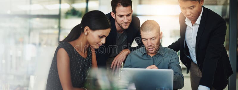 Laptop man e gruppo in ufficio con revisione della discussione e strategia per la risoluzione dei problemi con la diversità. perso immagine stock libera da diritti