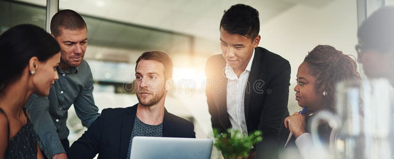 Laptop man e team in ufficio con revisione della discussione e strategia per la risoluzione dei problemi con la diversità. persona immagini stock