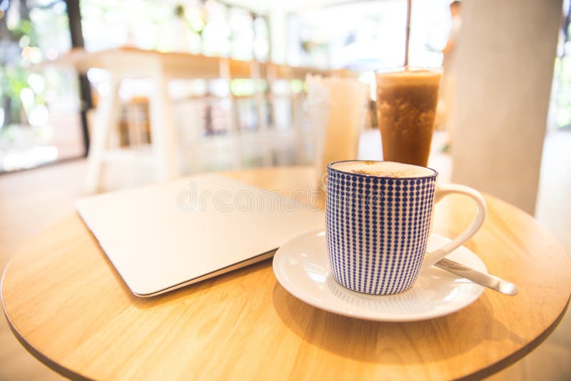 Laptop met verse kop van koffie, hoogste mening stock fotografie Laptop met verse kop van koffie, hoogste mening stock fotografie