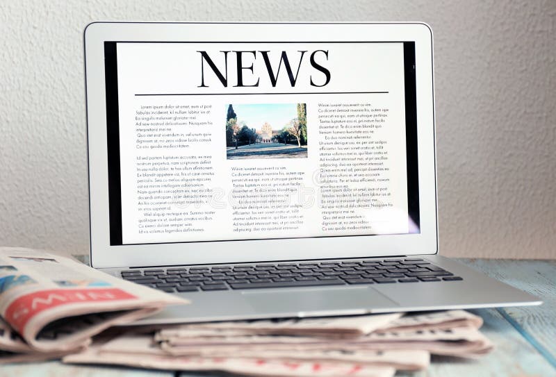 Laptop mit offener Nachrichtenseite und -zeitungen auf Tabelle lizenzfreie stockbilder Laptop mit offener Nachrichtenseite und -zeitungen auf Tabelle lizenzfreie stockbilder