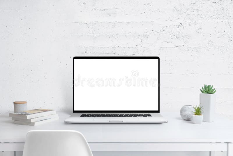 Laptop moderno con schermo isolato per la messa in ridicolo sulla scrivania dell'ufficio fotografia stock libera da diritti