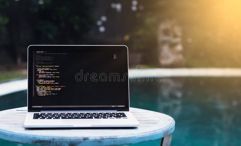 Laptop na drewnianym stole obrazy royalty free Laptop na drewnianym stole obrazy royalty free