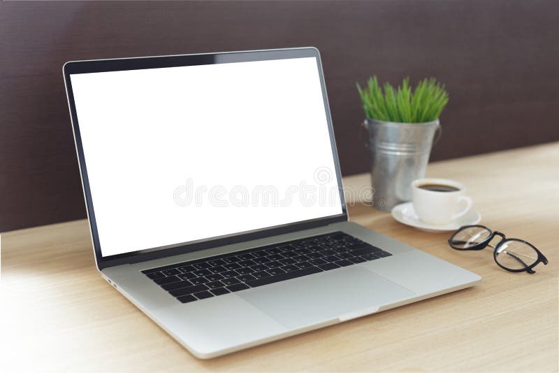 Laptop na mesa do trabalho que mostra a tela branca a vista lateral