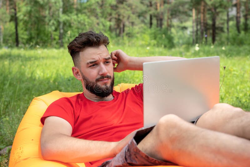 Laptop para estudantes adolescentes Estudante masculino com estudo de laptop no campus foto de stock royalty free Laptop para estudantes adolescentes Estudante masculino com estudo de laptop no campus foto de stock royalty free