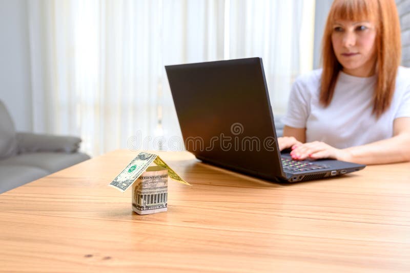 laptop si? szcz??liwa kobieta E zdjęcie royalty free laptop si? szcz??liwa kobieta E zdjęcie royalty free