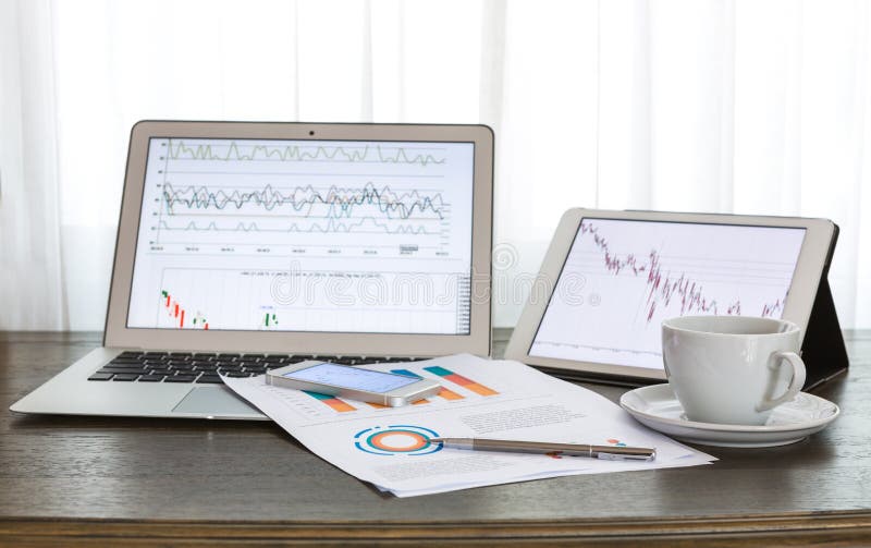 Laptop, tablet, smartphone en koffiekop met financiële docume stock afbeelding Laptop, tablet, smartphone en koffiekop met financiële docume stock afbeelding
